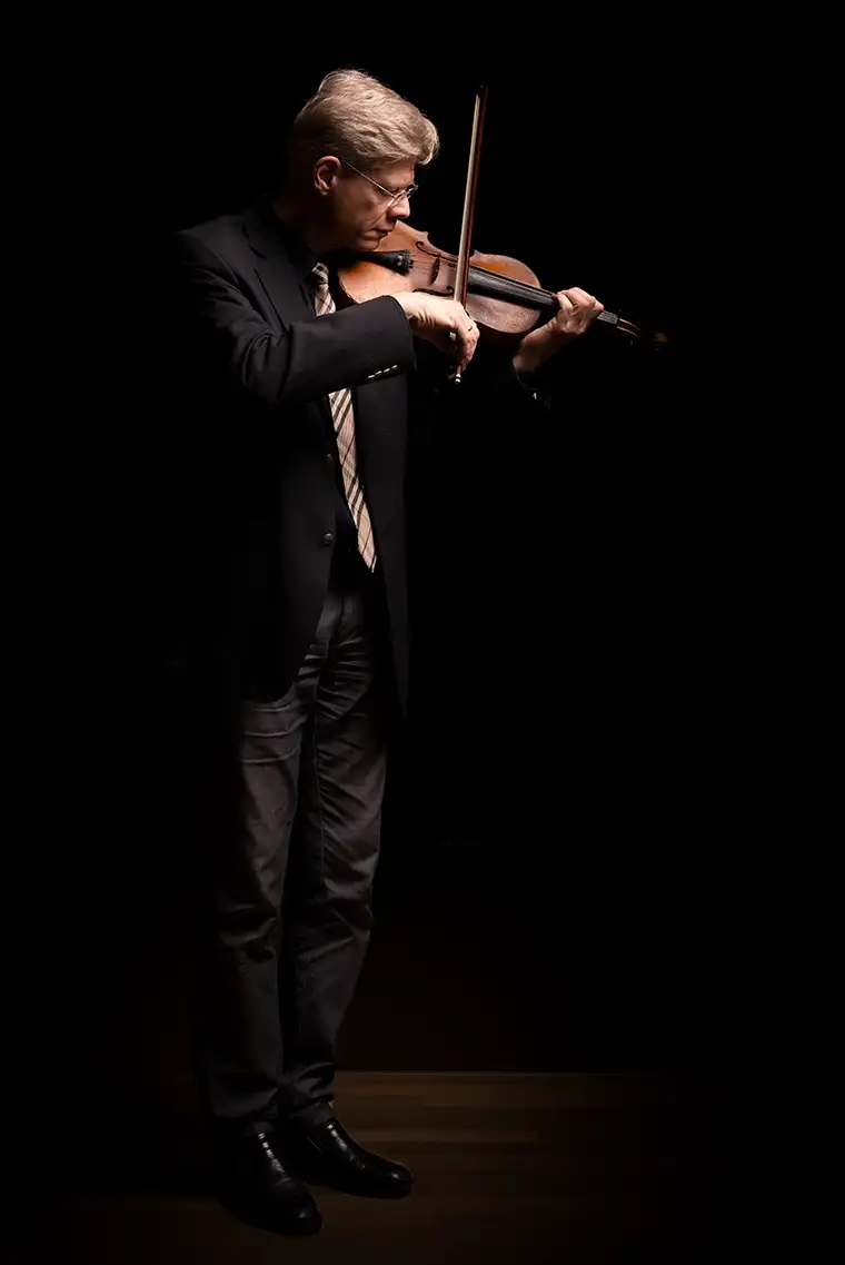 Peter Wessel, Komponist an der Violine.